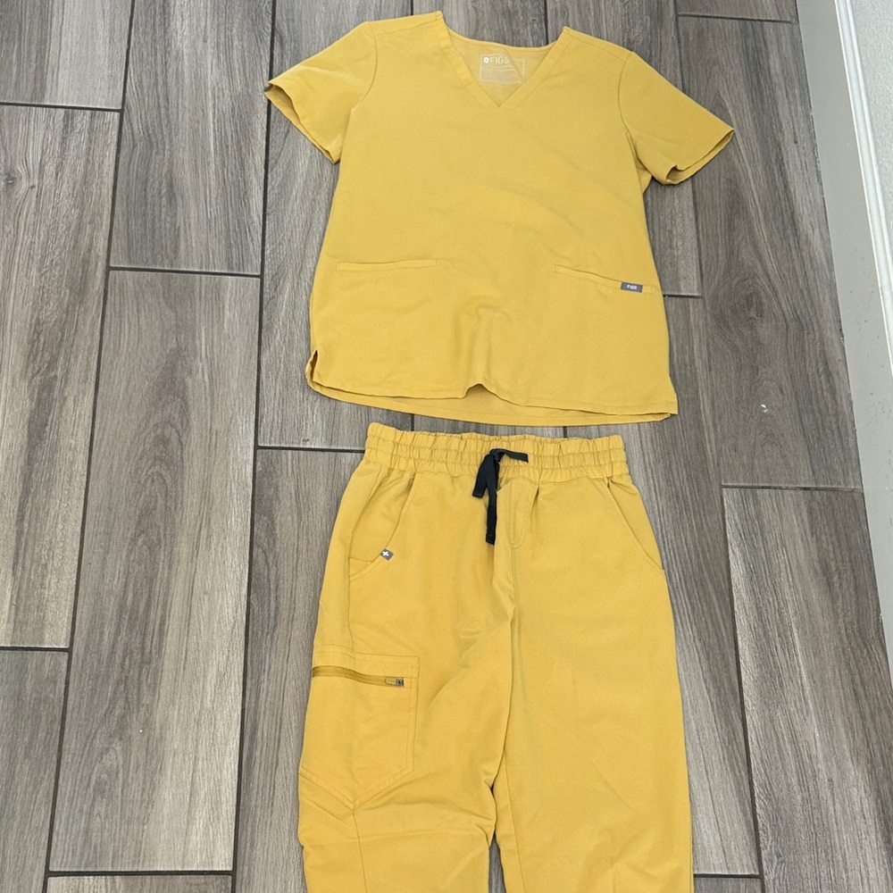 Figs women's Light Gold Casma™ - Three-Pocket Scrub Top - S , bottoms Small-Tall